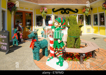 Elf natale e renne al di fuori del negozio di Natale, Chemainus, British Columbia, Canada Foto Stock