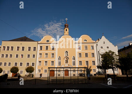 La piazza centrale Stadtplatz e angelo custode chiesa a Burghausen, Baviera, Germania, Europa Foto Stock