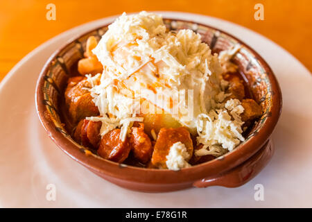 Tochitura è un tradizionale Rumena piatto a base di carne di manzo e di maiale servito con le uova e la polenta. Foto Stock