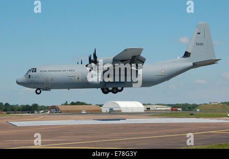 Royal Norwegian Air Force Hercules C-130J (codice 5699) arriva al 2014 Royal International Air Tattoo, RAF Fairford, Gloucestershire, Inghilterra. Foto Stock