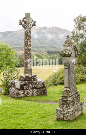 Rob Roy's grave nella frazione di Balquhidder sopra Loch Voil in Loch Lomond e il Trossachs National Park nr Glasgow Scozia Scotland Foto Stock