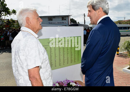 Segretario Kerry riceve informazioni sulle Isole Salomone Scout e 'Coastwatchers' presso il Memorial Site nelle isole Salomone U.S. Sec Foto Stock