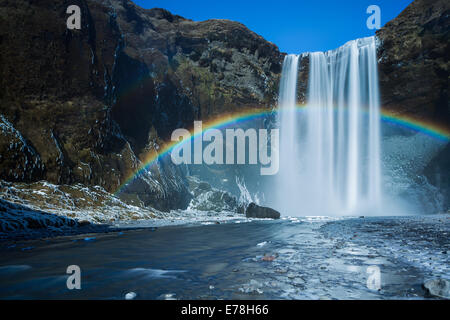 Un arcobaleno a Skógafoss, sud dell'Islanda Foto Stock