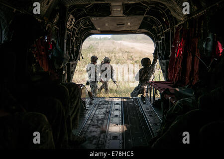 Stati Uniti Air Force Il morsetto di giunzione le centraline di attacco con il 148th aria supportano operazioni Squadron (ASOS), Pennsylvania Air National Guard e il 118 ASOS, North Carolina Air National Guard board un esercito CH-47 elicottero Chinook assegnati al 2° Battal Foto Stock