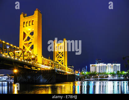 Golden Gates ponte levatoio in Sacramento durante la notte Foto Stock