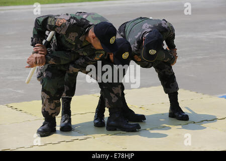 Philippine National funzionari di polizia condotta vantaggio meccanico di controllo tecniche di attesa durante le armi Non-Lethal Seminario Executive (NOLES) 14 a Fort Bonifacio, Filippine, 14 agosto 2014. NOLES è un annuale Marine Corps Pacifico le forze di sicurezza del teatro Foto Stock