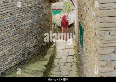 GHANDRUK, Nepal - 10 ottobre: i townhomes del villaggio mostrano i gurung tradizionale stile architettonico delle lastre di pietra e pareti Foto Stock