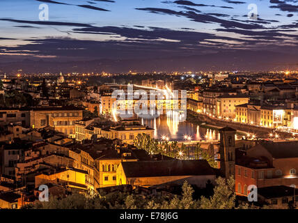Vista aerea del ponte vecchio famoso ponte di Firenze Italia. Foto Stock