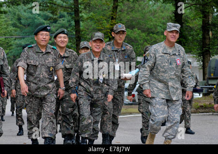 South Korean navy Adm. Choi Yoonhee, centro, presidente del Comune di capi di Stato Maggiore per la Repubblica di Corea (ROK); Stati Uniti Esercito Lt. Gen. Stephen Lanza, a destra il comandante generale del mio corpo; e l'esercito sudcoreano, Gen. Hyunjip Kim, a sinistra il comandante di Foto Stock