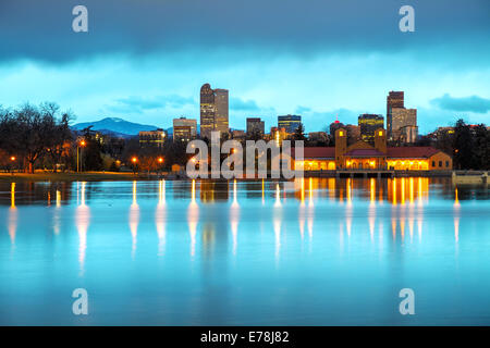 Centro di Denver, Colorado al mattino come visto dal parco della città Foto Stock