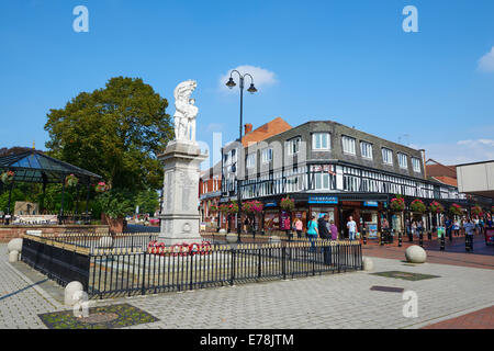 War Memorial Market Place Cannock Staffordshire REGNO UNITO Foto Stock