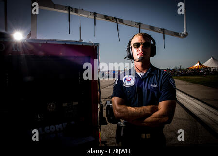 Stati Uniti Air Force Staff Sgt. Cody Fondahn, una trasmissione a radio frequenza dello specialista di sistemi con la Thunderirds, funge da punto di collegamento con la air show coordinatore e monitora le radio durante esibizioni aeree 24 agosto 2014, a Waterloo, Iowa. Foto Stock