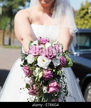 Sposa con bridal bouquet rose bianche, nessun volto Foto Stock