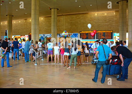 Gli arrivi hall con reception, l'aeroporto di Ben Gurion, Israele Foto Stock