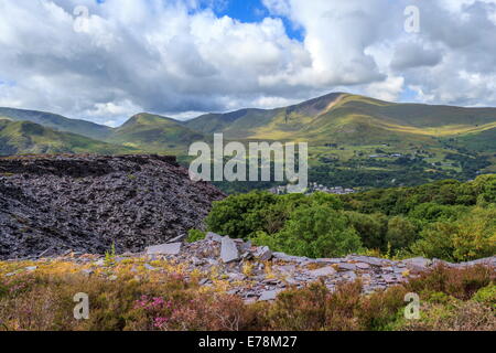 Guardando attraverso Llanberis verso Moel Eilio Dinorwig dalla cava di ardesia Foto Stock