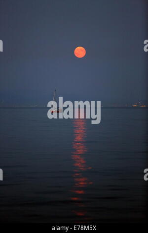 Swansea, Regno Unito. 9 Sep, 2014. Nella foto: il Super luna, noto come perigeo sta salendo sulla Baia di Swansea, come si vede da Mumbles, South Wales, Regno Unito. Credito: D Legakis/Alamy Live News Foto Stock