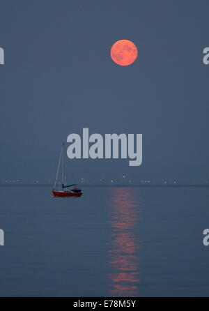 Swansea, Regno Unito. 9 Sep, 2014. Nella foto: il Super luna, noto come perigeo sta salendo sulla Baia di Swansea, come si vede da Mumbles, South Wales, Regno Unito. Credito: D Legakis/Alamy Live News Foto Stock