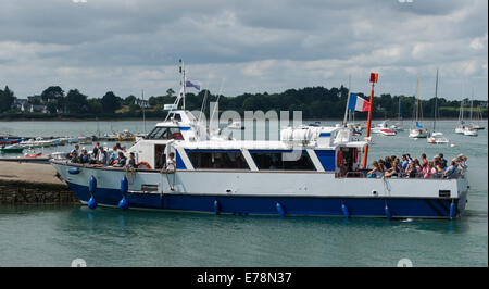 Un mare di collegamento tra barca Port-Blanc (Baden) e Île aux Moines, Golfo di Morbihan, Francia. Foto Stock