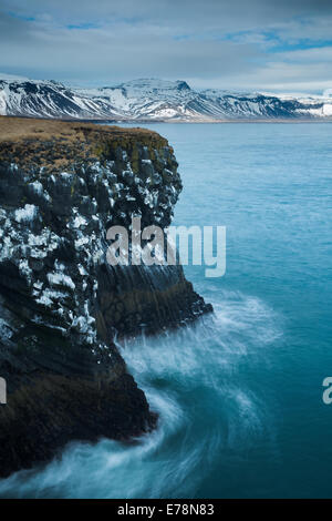 Le scogliere striate con il guano di kittiwakes sulla costa nr Arnastapi, Snaefellsnes Peninsula, western Islanda Foto Stock