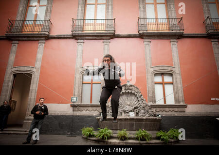 Città del Messico. 9 Sep, 2014. Un clown compie un atto di equilibrio durante una conferenza stampa per annunciare la quinta Pantomime circensi e clown Festival a Città del Messico il museo in Città del Messico, capitale del Messico, sul Sett. 9, 2014. © Pedro Mera/Xinhua/Alamy Live News Foto Stock