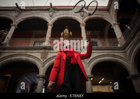 Città del Messico. 9 Sep, 2014. Un clown compie un atto di giocoleria durante una conferenza stampa per annunciare la quinta Pantomime circensi e clown Festival a Città del Messico il museo in Città del Messico, capitale del Messico, sul Sett. 9, 2014. © Pedro Mera/Xinhua/Alamy Live News Foto Stock