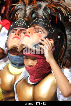Filippine: bambini in Moriones maschere in occasione dell'annuale festival Moriones sull isola di Marinduque Foto Stock