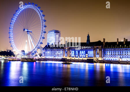 Il London Eye, la ruota panoramica sulla riva sud del fiume Tamigi è 135m di altezza e 120 m di diametro. Foto Stock