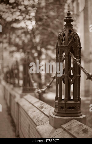 Frammento di una catena decorativa della ringhiera a St.James Cathedral, Downtown Toronto, Canada. Il fuoco selettivo shallow DoF, tonalità seppia Foto Stock