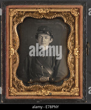 Questa fotografia storica mostra un soldato non identificato del 119th Pennsylvania Volunteer Regiment in uniforme dell'Unione, che rappresenta l'esercito dell'Unione durante la guerra civile. Foto Stock