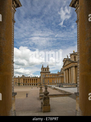 Vista del Palazzo di Blenheim ornato di diciottesimo secolo edificio in stile gotico e cielo blu incorniciata da alte colonne - in Inghilterra Foto Stock