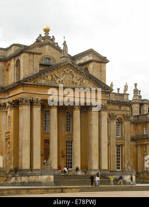 Grande entrata al Palazzo di Blenheim con alte colonne e di stile gotico architettura e i turisti sui gradini larghi, in Inghilterra Foto Stock