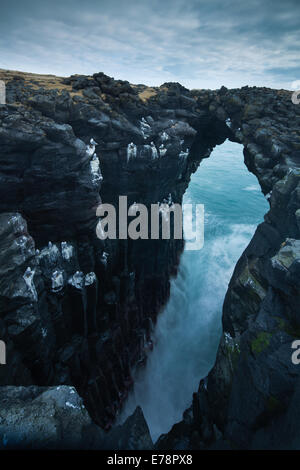 Grotta marina striate con il guano di fulmars ed kittiwakes, nr Arnastapi, Snaefellsnes Peninsula, western Islanda Foto Stock