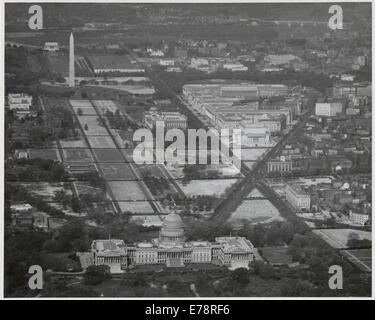 Questa fotografia aerea del 1936 cattura il Campidoglio e il Triangolo Federale di Washington, D.C., mostrando l'architettura monumentale e il layout di questa iconica area governativa. Foto Stock