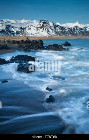 La costa a Budir con montagne di Holsfjall e la penisola di Snaefellsnes, Western Islanda Foto Stock