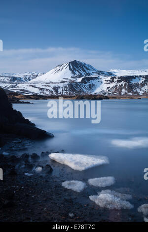 La costa a Budir con montagne di Holsfjall e la penisola di Snaefellsnes, Western Islanda Foto Stock