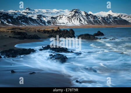 La costa a Budir con montagne di Holsfjall e la penisola di Snaefellsnes , western Islanda Foto Stock