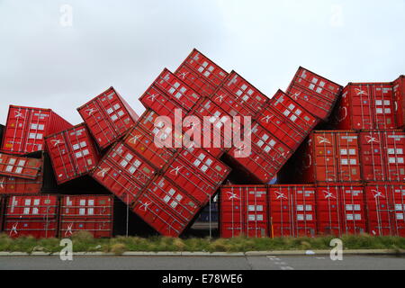 Forti venti rovesciato questi contenitori di spedizione al porto di Fremantle, Western Australia. Foto Stock