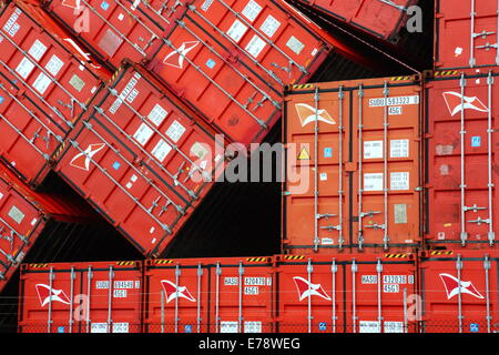 Forti venti rovesciato questi contenitori di spedizione al porto di Fremantle, Western Australia. Foto Stock