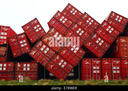 Forti venti rovesciato questi contenitori di spedizione al porto di Fremantle, Western Australia. Foto Stock