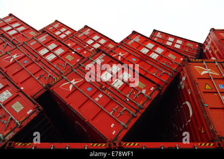 Forti venti rovesciato questi contenitori di spedizione al porto di Fremantle, Western Australia. Foto Stock