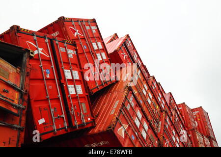 Forti venti rovesciato questi contenitori di spedizione al porto di Fremantle, Western Australia. Foto Stock