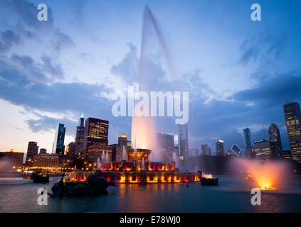 Una vista di Buckingham Fountain, notte di Grant Park con la skyline di Chicago in background. Foto Stock