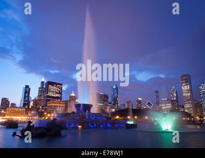 Una vista di Buckingham Fountain, notte di Grant Park con la skyline di Chicago in background. Foto Stock