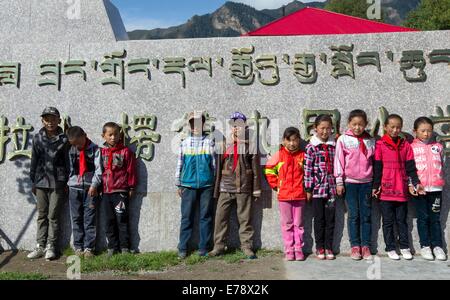 Xiahe, la Cina della provincia di Gansu. 2 Sep, 2014. Gli studenti pongono per foto a Jiujia Scuola Elementare di Labrang città di Xiahe County, a nord-ovest della Cina di Provincia di Gansu, Sett. 2, 2014. Jiujia Scuola Elementare ha 627 studenti che vengono da tutte le famiglie del popolo tibetano gruppo etnico. Gli insegnanti qui dare alle classi in entrambi il tibetano e Han lingue. Oltre ad avere lezioni tradizionali come la matematica e inglese, gli studenti possono scegliere una 'dream class", che insegna il Tibetano Guozhuang danza e innovativi dipinti. © Xue Dongmei/Xinhua/Alamy Live News Foto Stock