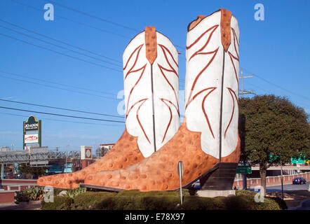 Gli stivali da cowboy giganti si ergono in alto davanti a un centro commerciale di San Antonio, mescolando il fascino texano con l'arte divertente a bordo strada e il fascino dei negozi. Foto Stock