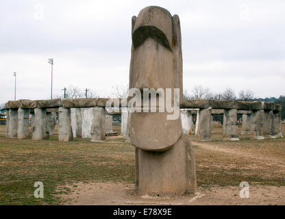 Le repliche di Easter Island Head e Stonehenge a Ingram, Texas, portano antichi misteri iconici nella Texas Hill Country in un'attrazione a lato della strada Foto Stock