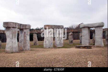 Le repliche di Easter Island Head e Stonehenge a Ingram, Texas, portano antichi misteri iconici nella Texas Hill Country in un'attrazione a lato della strada Foto Stock