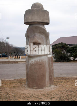 Le repliche di Easter Island Head e Stonehenge a Ingram, Texas, portano antichi misteri iconici nella Texas Hill Country in un'attrazione a lato della strada Foto Stock