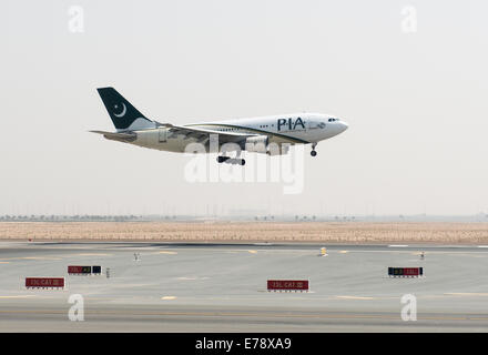 Pakistan International atterraggio aereo nell'aeroporto internazionale di Abu Dhabi. Foto Stock