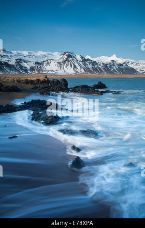 La costa a Budir con montagne di Holsfjall e la penisola di Snaefellsnes, Western Islanda Foto Stock